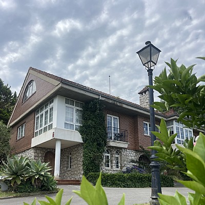 Chalet independiente con una parcela de 5000 metros, y unas impresionantes vistas a la bahia de Santander