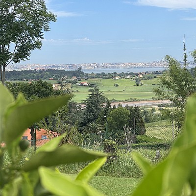 Chalet independiente con una parcela de 5000 metros, y unas impresionantes vistas a la bahia de Santander