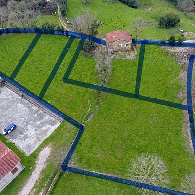 Terreno urbano y llano para construir dos viviendas unifamiliares