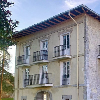 Conjunto de casas señoriales con finca urbana segregable y posibilidad de construir  