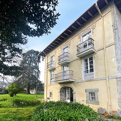 Conjunto de casas señoriales con finca urbana segregable y posibilidad de construir  