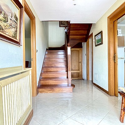Chalet independiente con garaje y gran parcela en perfecto estado para entrar a vivir