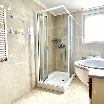 Chalet independiente con garaje y gran parcela en perfecto estado para entrar a vivir