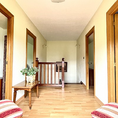 Chalet independiente con garaje y gran parcela en perfecto estado para entrar a vivir