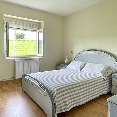 Chalet independiente con garaje y gran parcela en perfecto estado para entrar a vivir