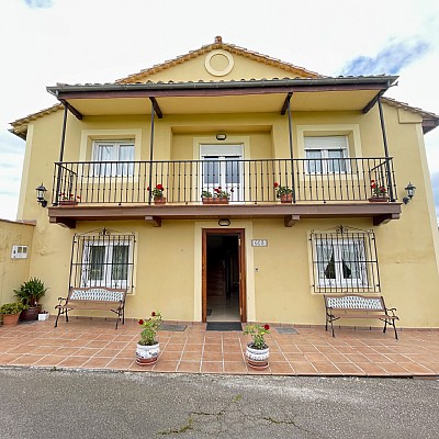 Chalet independiente con garaje y gran parcela en perfecto estado para entrar a vivir
