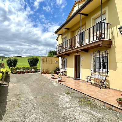 Chalet independiente con garaje y gran parcela en perfecto estado para entrar a vivir