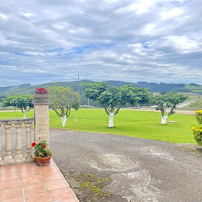 Chalet independiente con garaje y gran parcela en perfecto estado para entrar a vivir