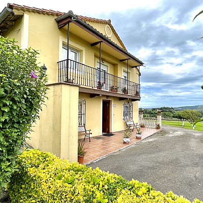 Chalet independiente con garaje y gran parcela en perfecto estado para entrar a vivir