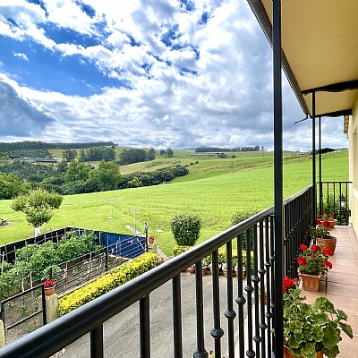 Chalet independiente con garaje y gran parcela en perfecto estado para entrar a vivir