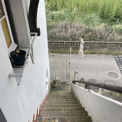 Casa indiviual de dos plantas con jardín en Barreda