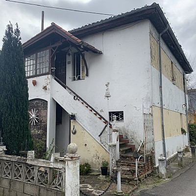 Casa indiviual de dos plantas con jardín en Barreda