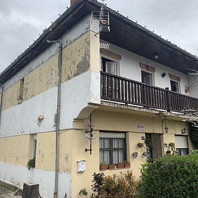 Casa indiviual de dos plantas con jardín en Barreda