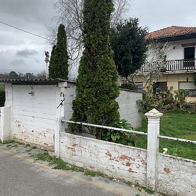 Casa indiviual de dos plantas con jardín en Barreda