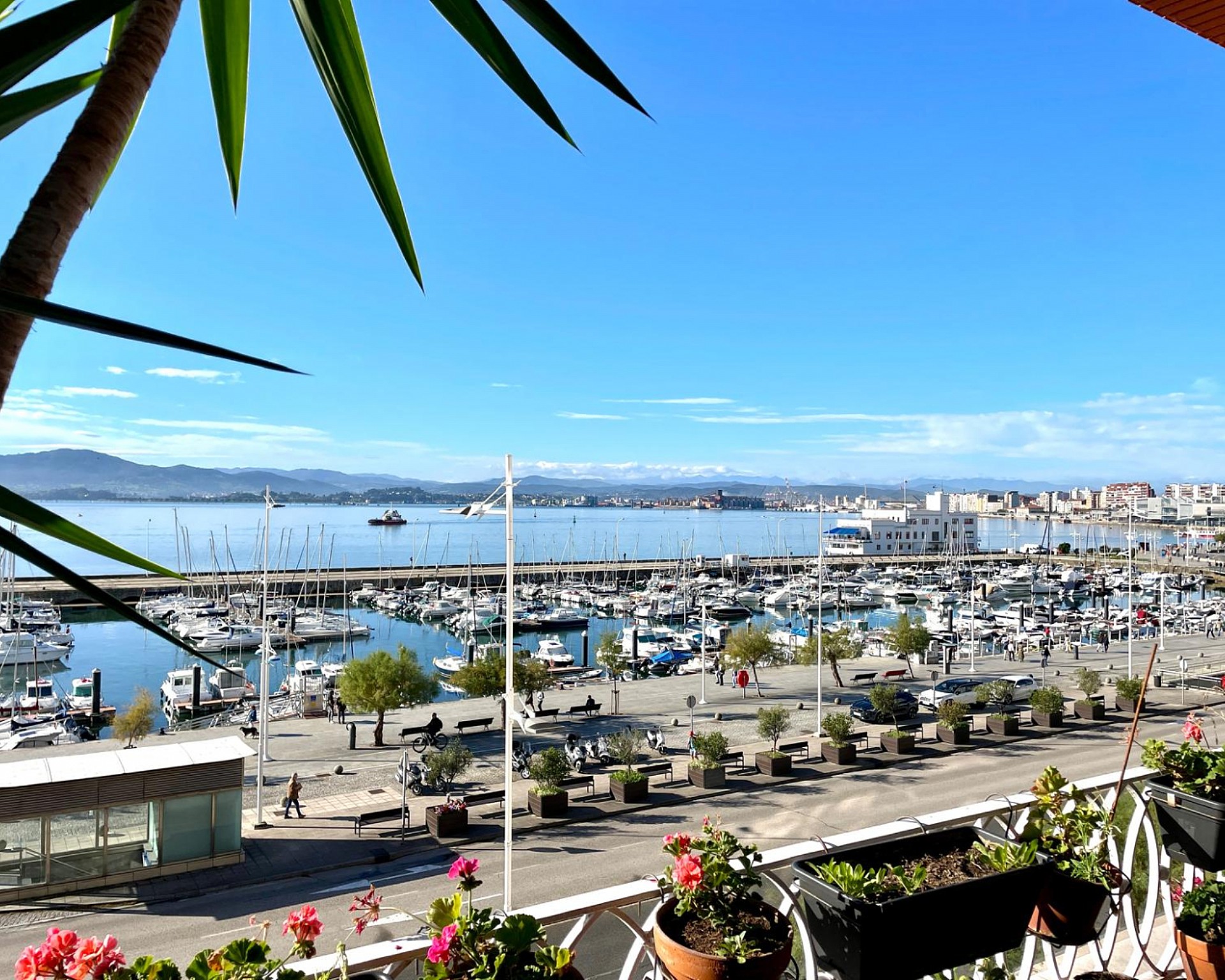 Vivienda de 200 metros, 4 hab y 3 baños y con terraza a la bahia de Santander