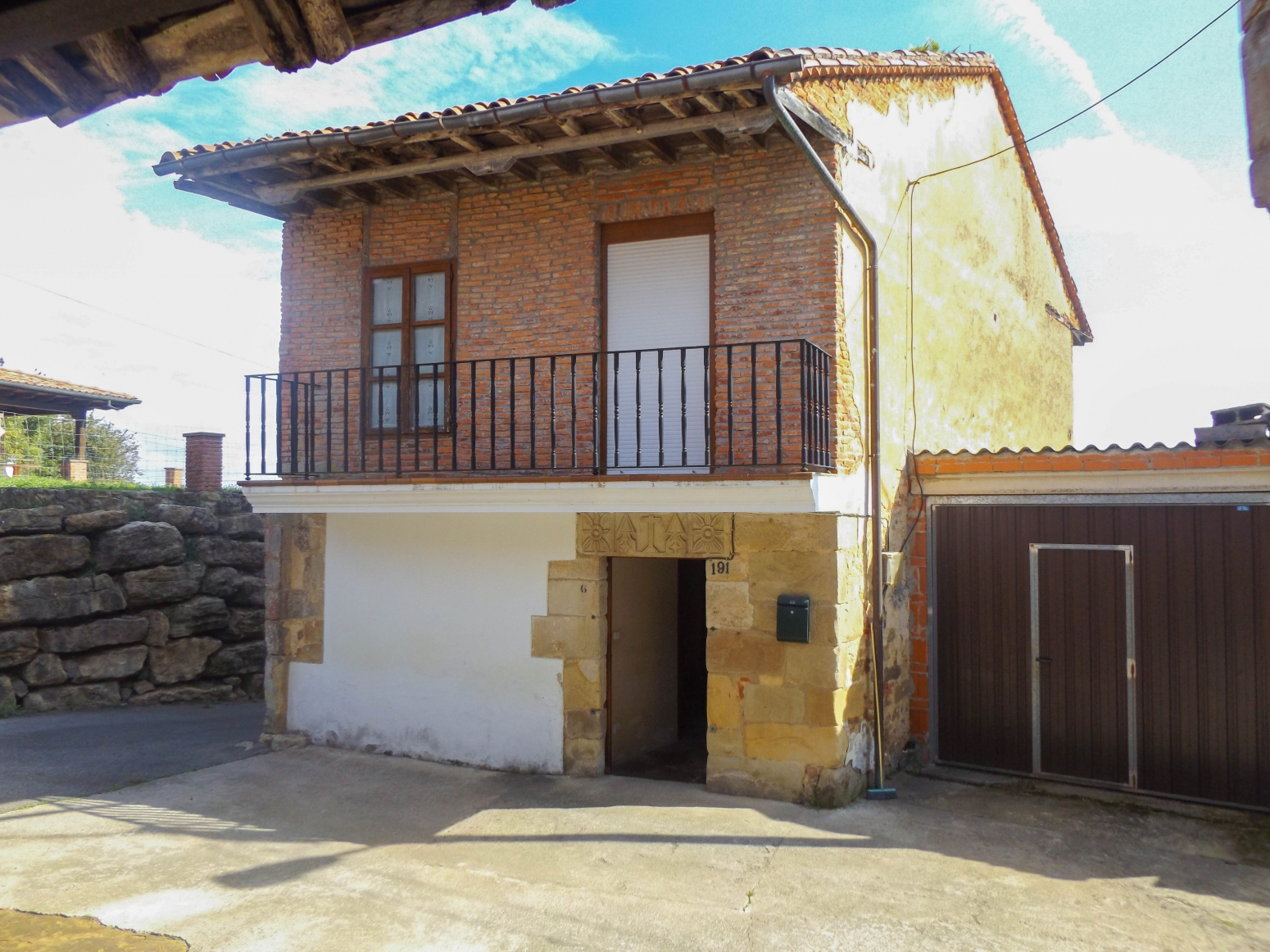 CASA PARA REFORMAR CON JARDIN, GARAJE, CUADRA Y PAJAR