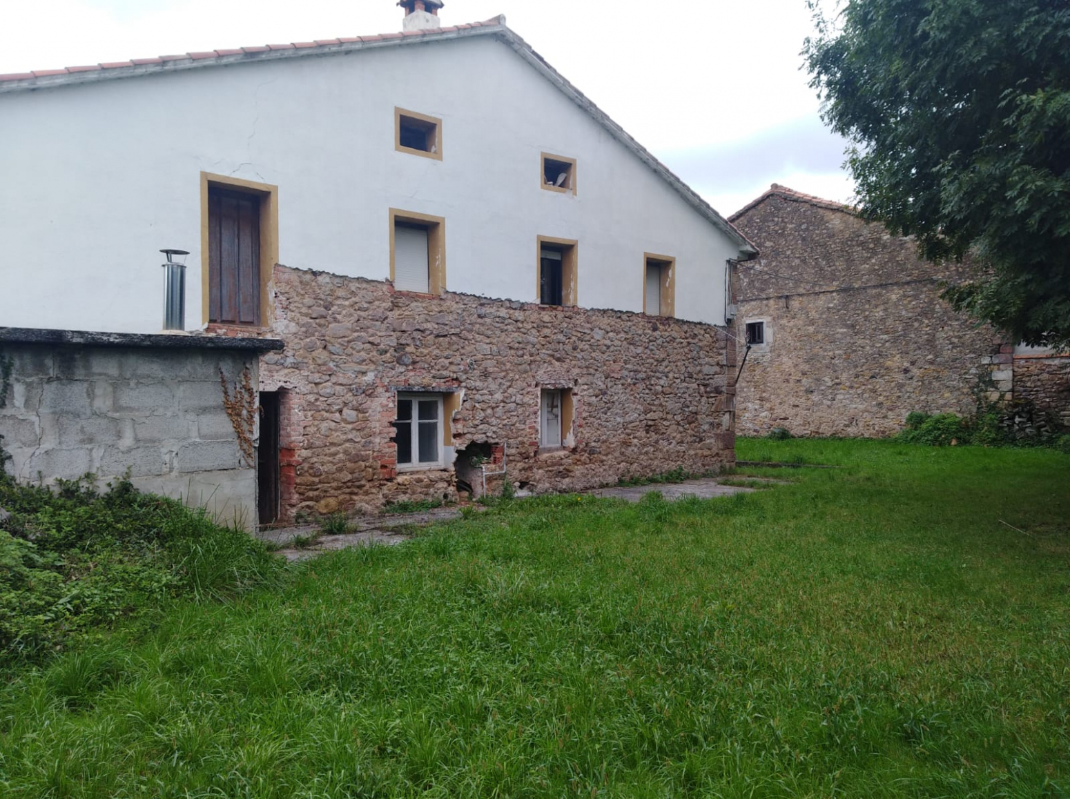 CASA CON JARDIN EN SANTA MARIA DE CAYON