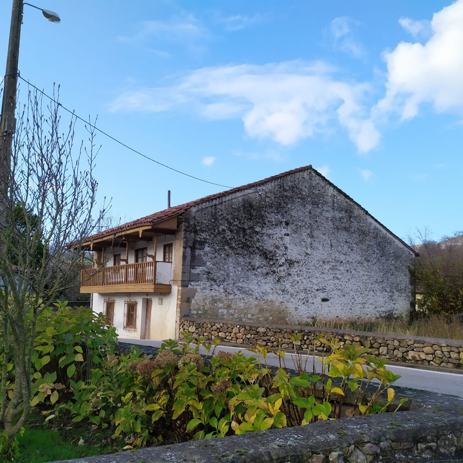 CASA  INDEPENDIENTE EN SARO
