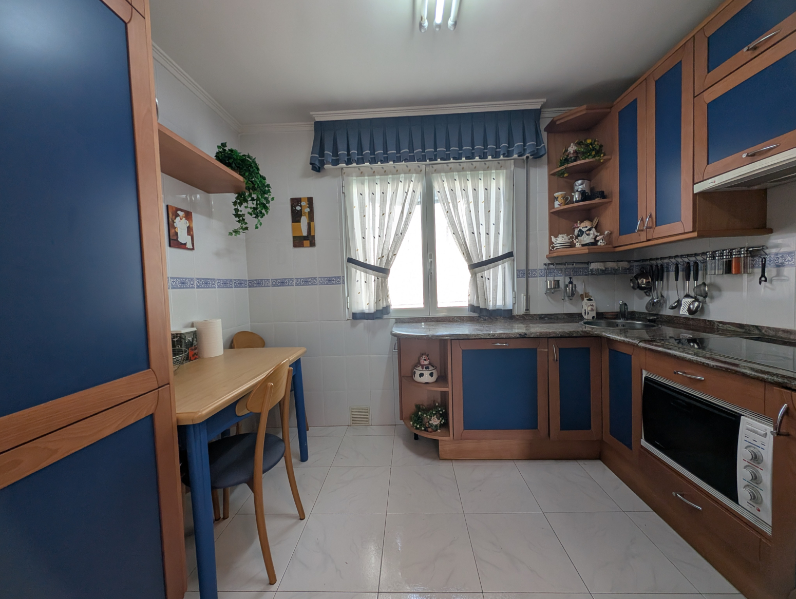 GRAN OPORTUNIDAD EN COLINDRES, PISO PARA ENTRAR A VIVIR CON 3 DORMITORIOS Y GARAJE CERRADO, MUY LUMINOSO, SOLO NECESITA QUE TU LE DES TU TOQUE PERSONAL Y PODRAS DISFRUTAR DE UNA VIVIENDA EXCELENTE  CON ACCESO A TODOS LOS SERVICIOS Y COMODIDADES DEL PUEBLO