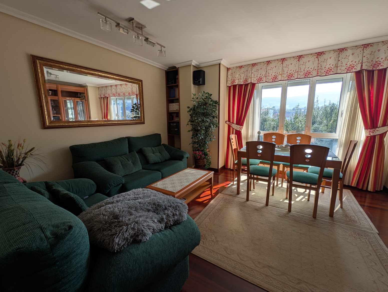 GRAN OPORTUNIDAD EN COLINDRES, PISO PARA ENTRAR A VIVIR CON 3 DORMITORIOS Y GARAJE CERRADO, MUY LUMINOSO, SOLO NECESITA QUE TU LE DES TU TOQUE PERSONAL Y PODRAS DISFRUTAR DE UNA VIVIENDA EXCELENTE  CON ACCESO A TODOS LOS SERVICIOS Y COMODIDADES DEL PUEBLO