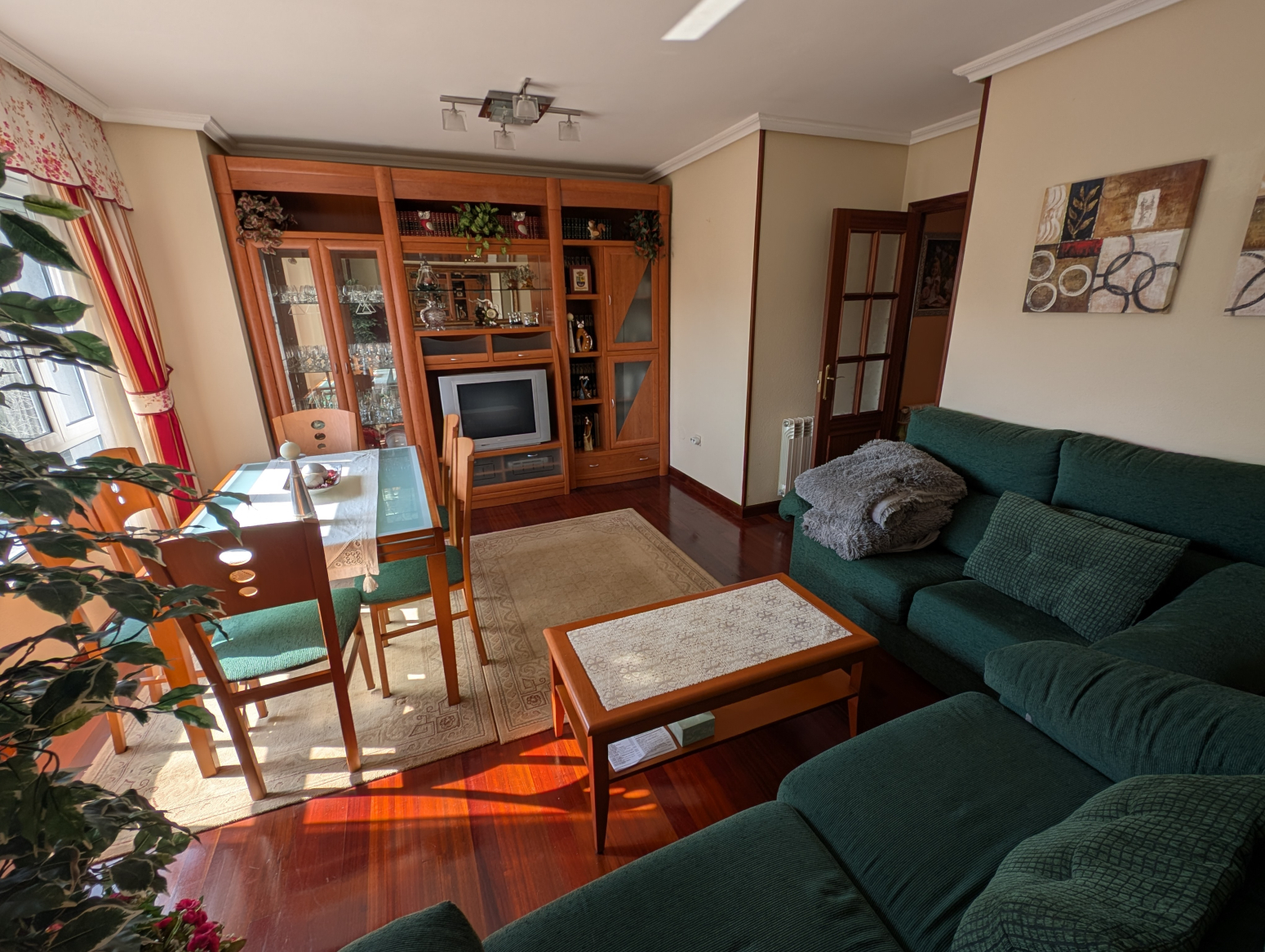 GRAN OPORTUNIDAD EN COLINDRES, PISO PARA ENTRAR A VIVIR CON 3 DORMITORIOS Y GARAJE CERRADO, MUY LUMINOSO, SOLO NECESITA QUE TU LE DES TU TOQUE PERSONAL Y PODRAS DISFRUTAR DE UNA VIVIENDA EXCELENTE  CON ACCESO A TODOS LOS SERVICIOS Y COMODIDADES DEL PUEBLO
