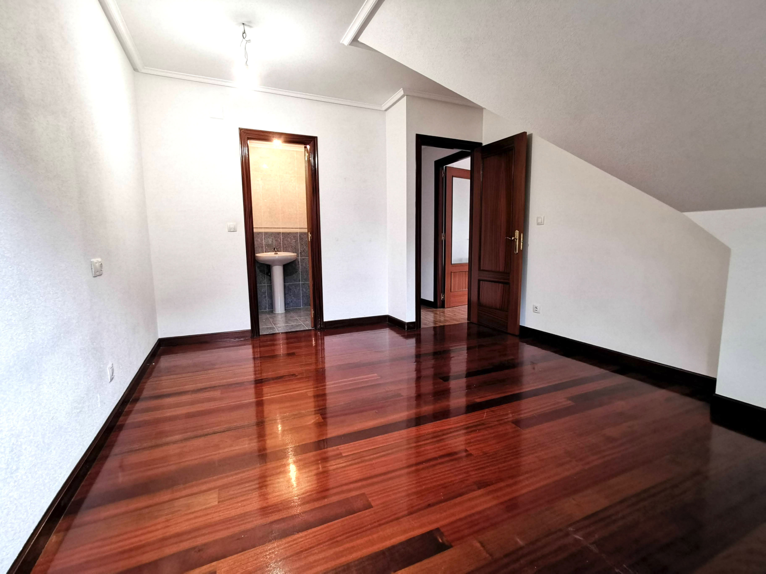 ATICO EN LIMPIAS DOS HABITACIONES