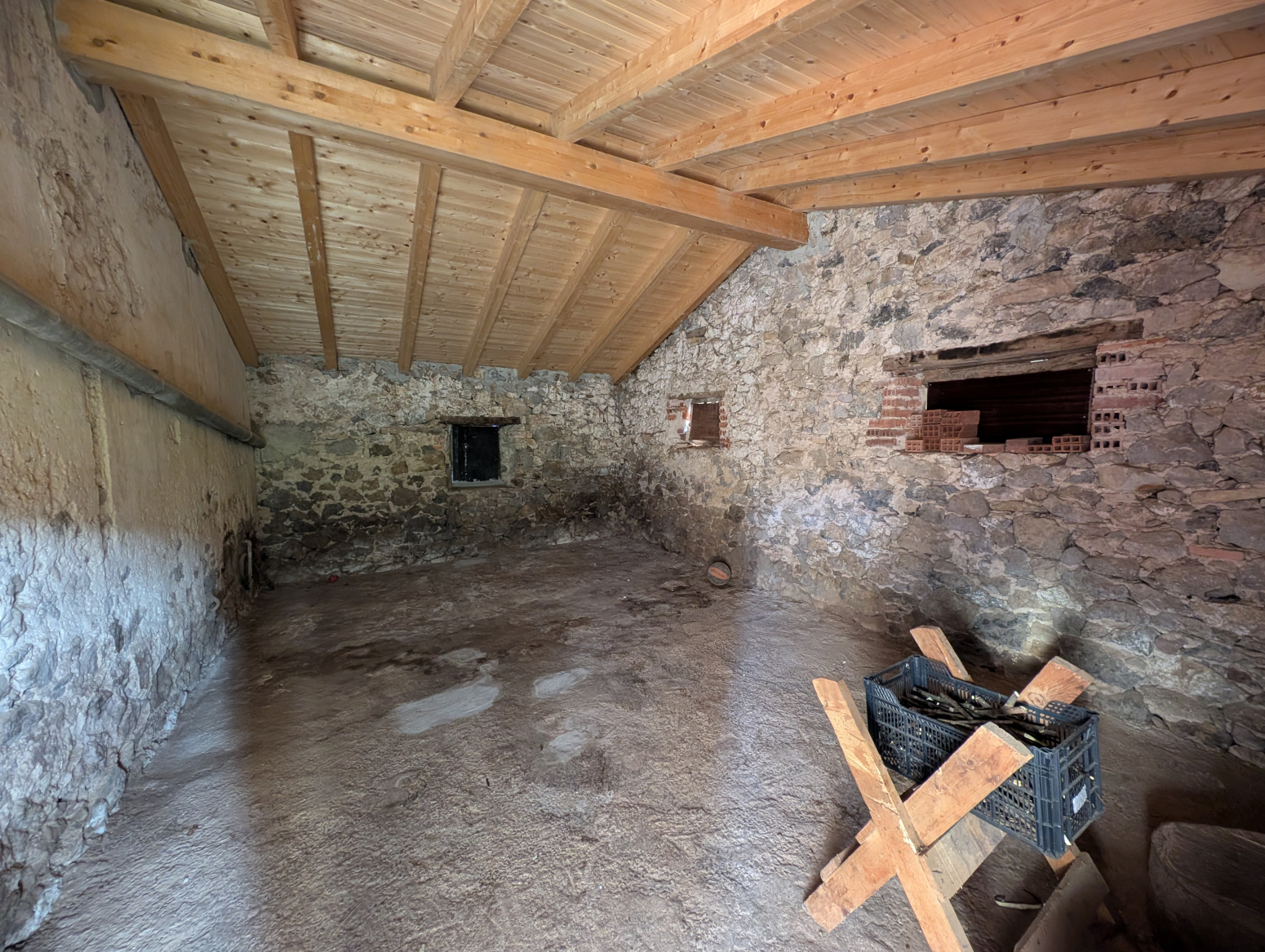 GRAN CASA DE PIEDRA PARA ACTUALIZAR EN CARASA