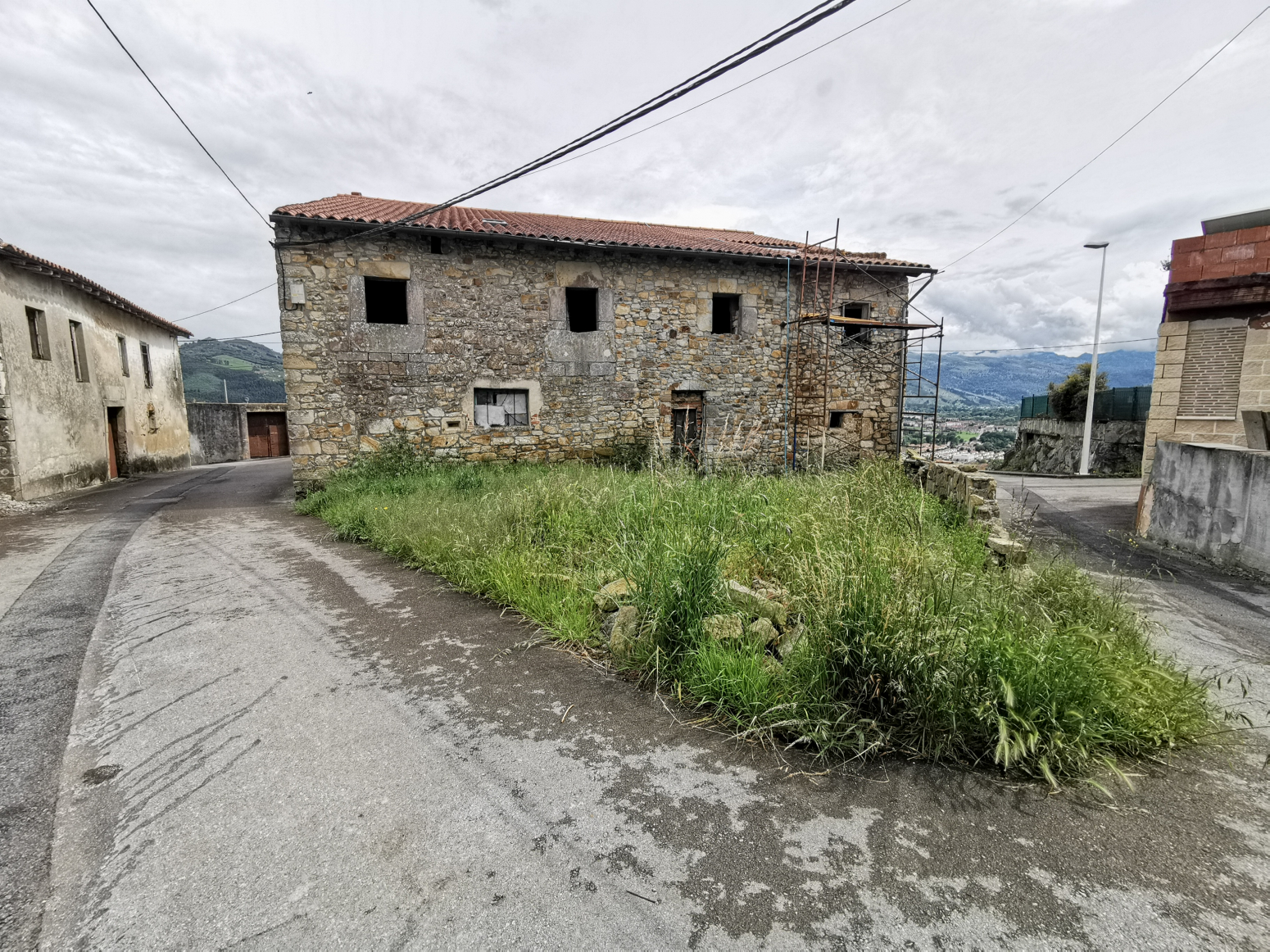dos casas de piedra adosadas a rehabilitar con tejado reformado