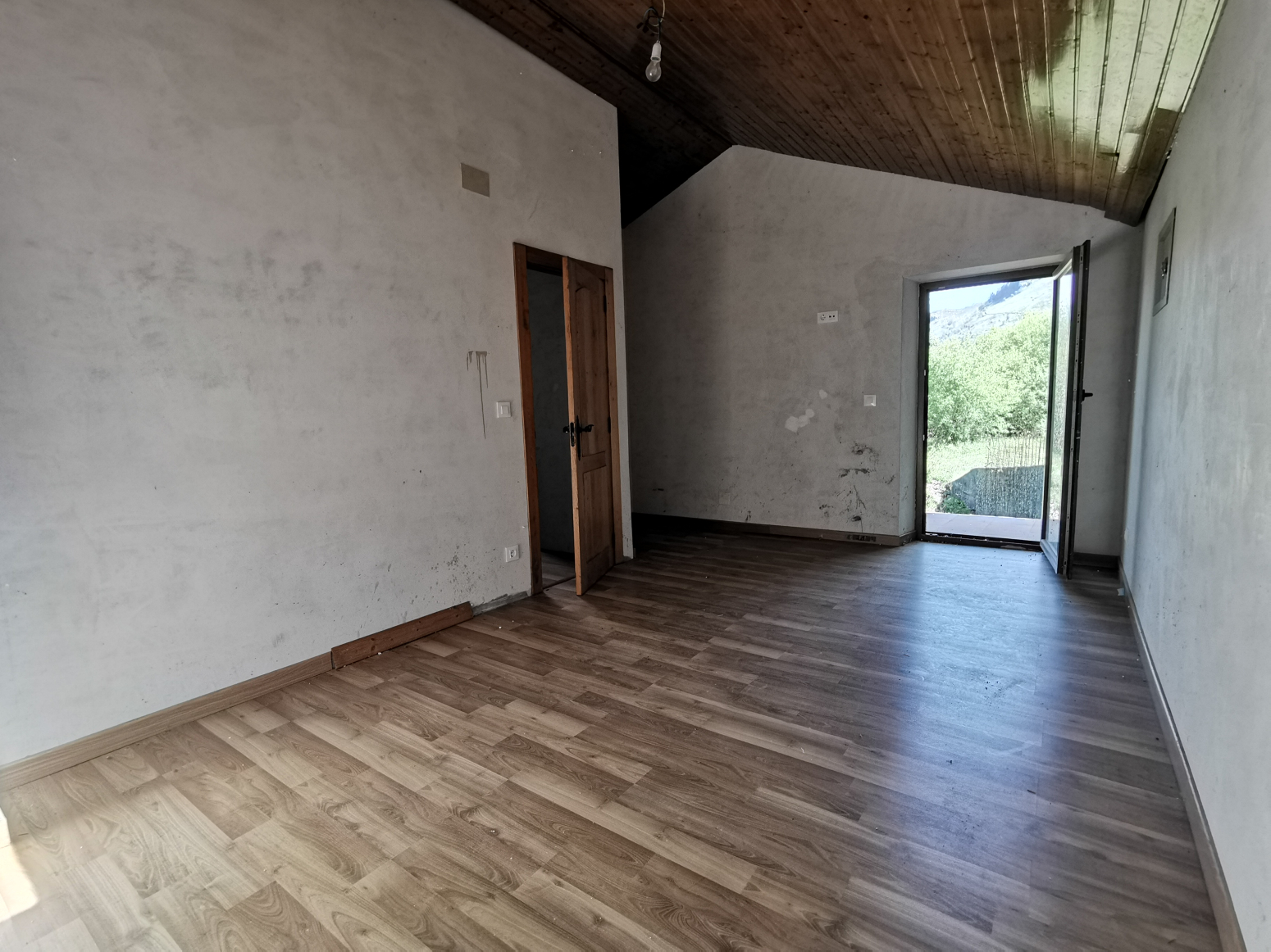 Casa de piedra en venta a estrenar en Llueva, municipio de Voto