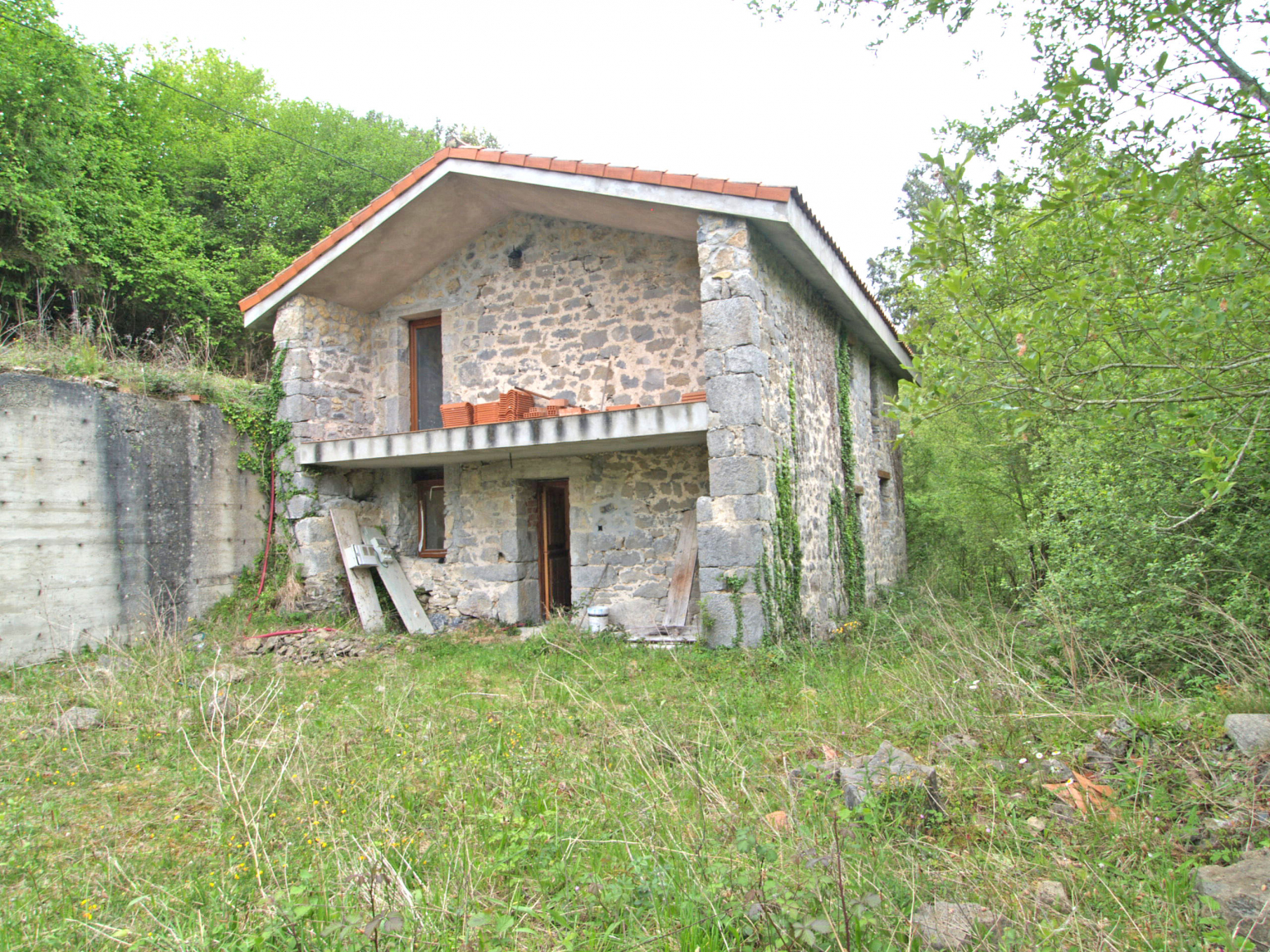 Casa de piedra en venta a estrenar en Llueva, municipio de Voto