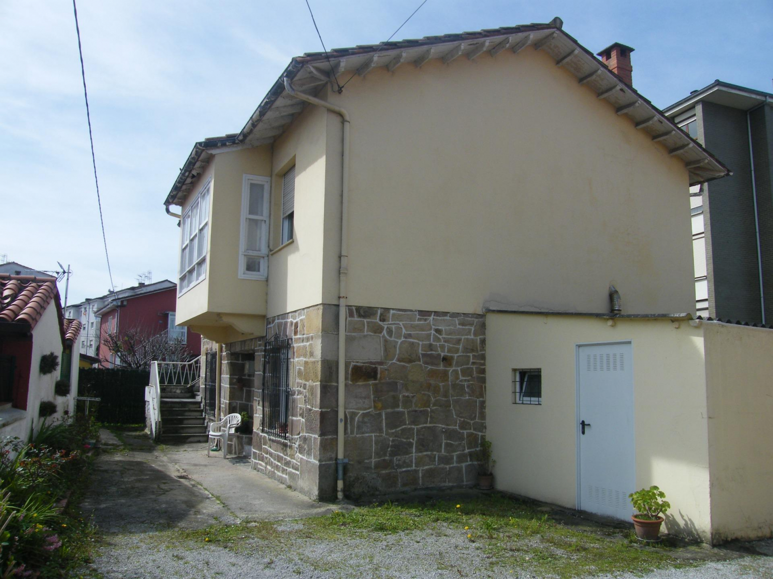 CASA INDEPENDIENTE CON JARDIN