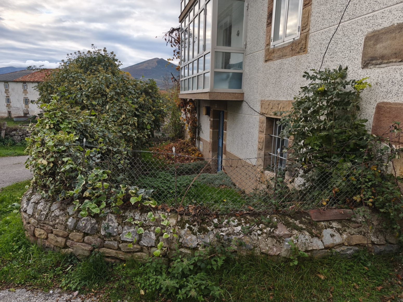 CASA PAREADA A LA VENTA EN ARGÜESO