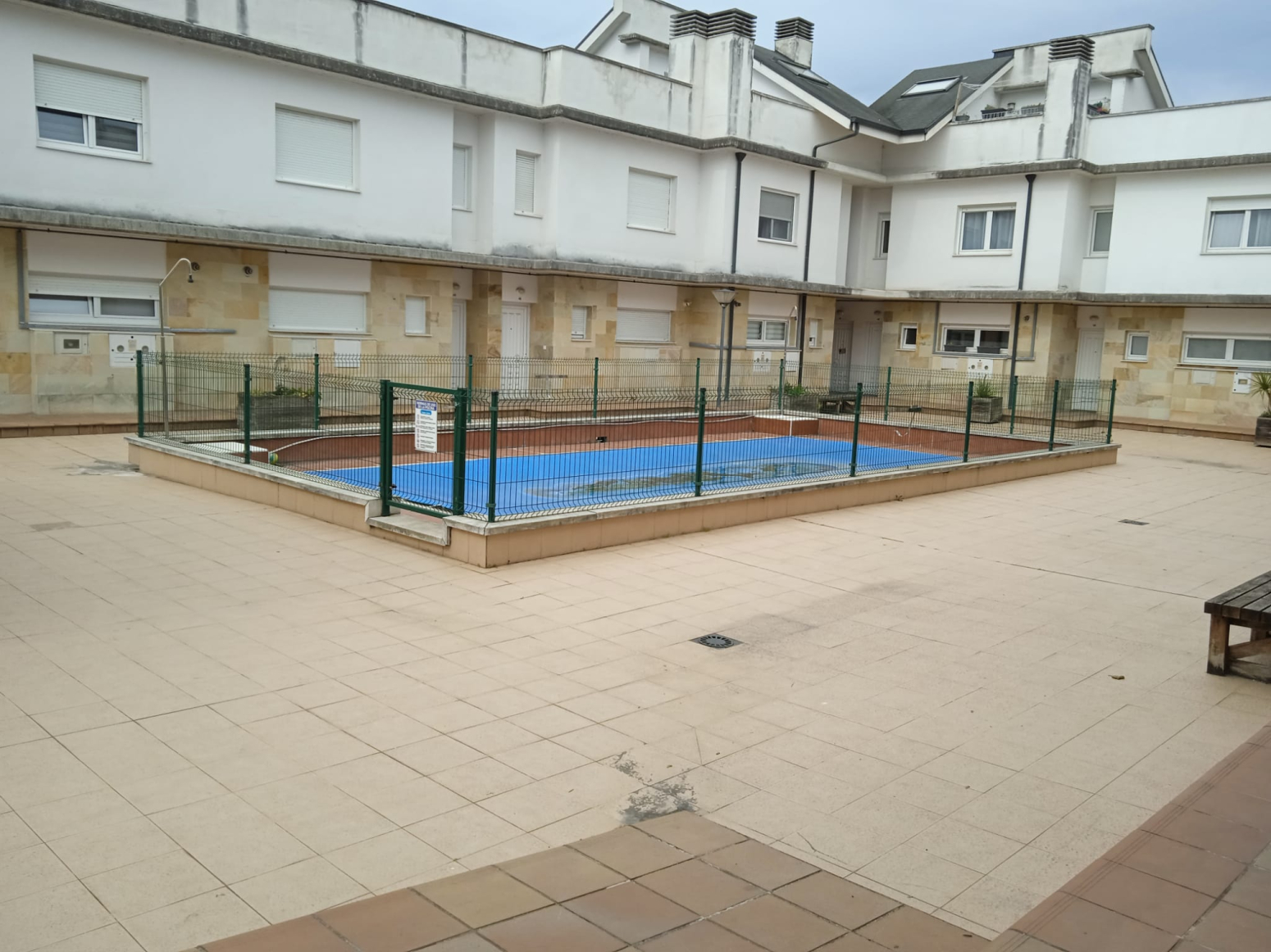 ADOSADO DE 3 PLANTAS, 3 HABITACIONES Y 3 BAÑOS, CON GARAJE