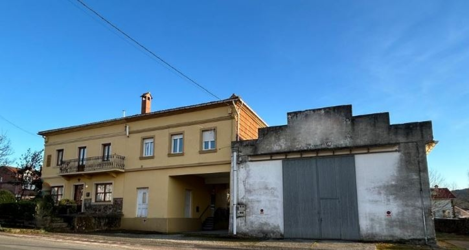 CASA PAREADA CON FINCA Y ALMACEN EN PENAGOS