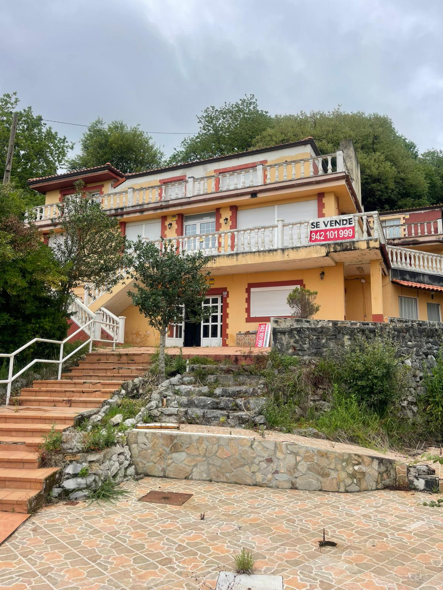 CASA INDEPENDIENTE DE 3 PLANTAS CON 620m² EN LIENCRES. VISTAS ESPECTACULARES