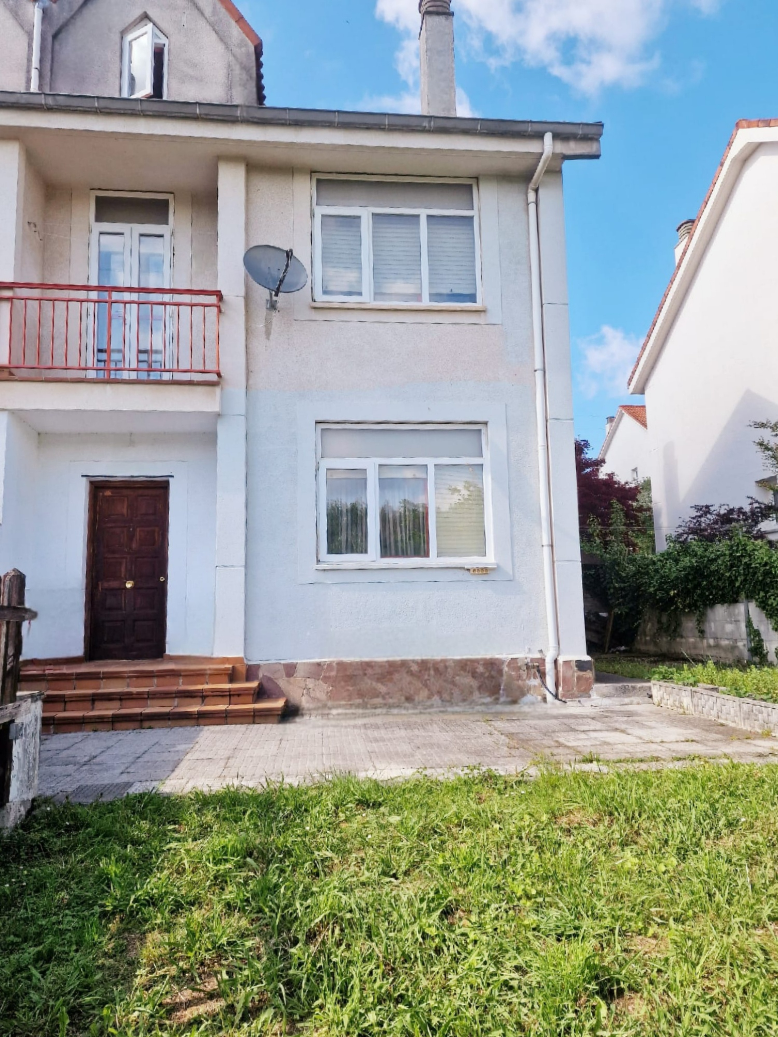 CHALET PAREADO EN RENEDO DE 169m² DISTRIBUIDOS EN 3 PLANTAS CON 4 HABITACIONES, 3 BAÑOS Y GARAJE