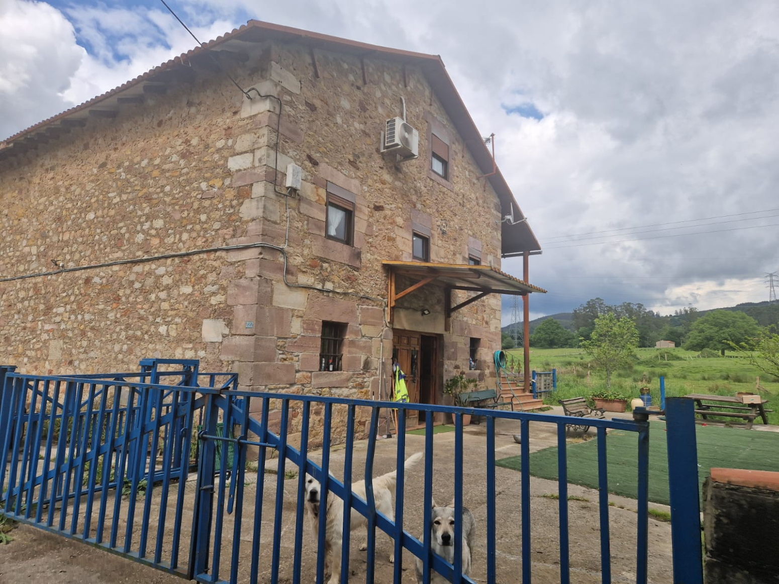 TERRENO DE 58.000m² CON 2 VIVIENDAS PAREADAS