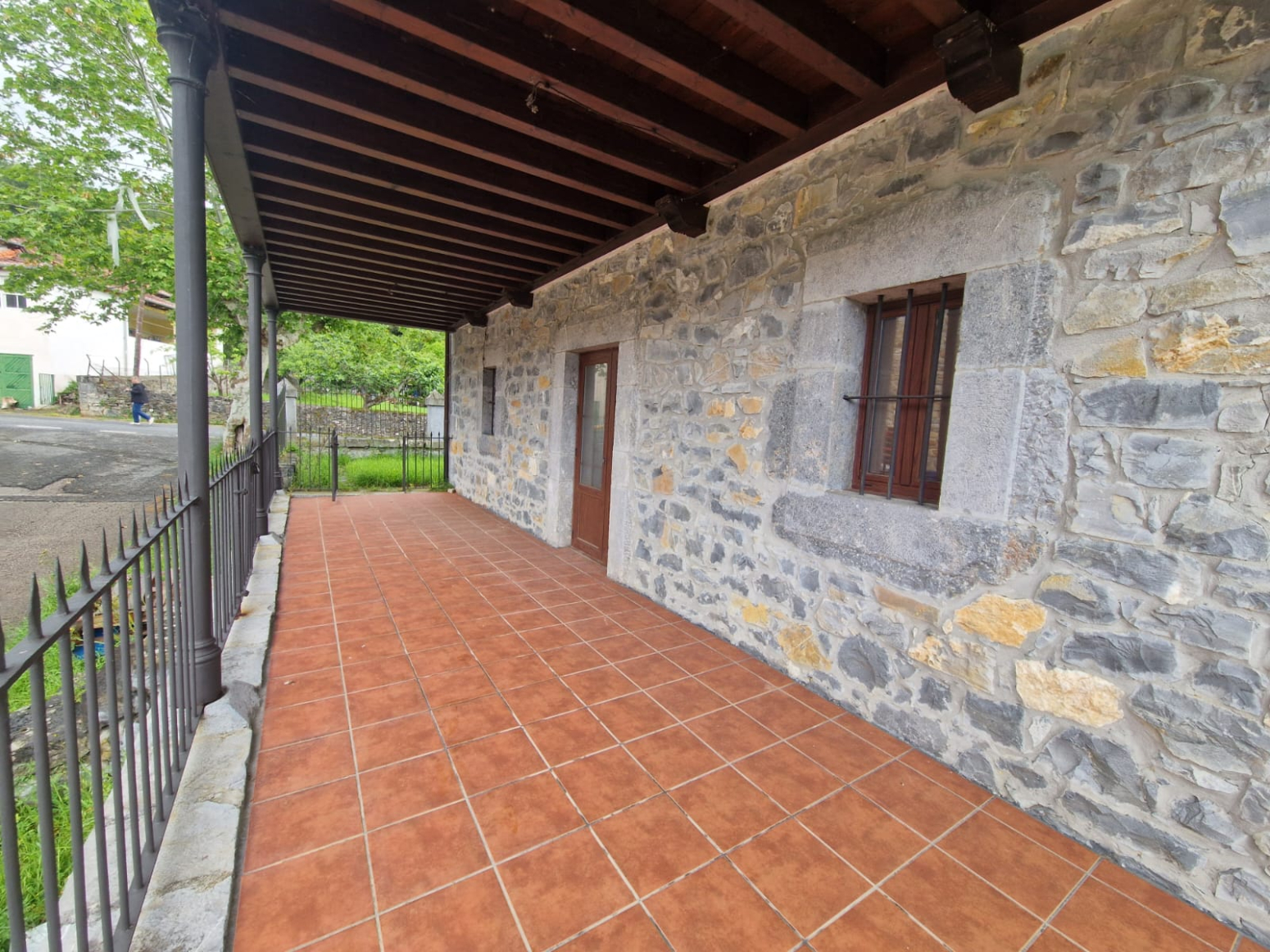 CASA INDEPENDIENTE DE PIEDRA. 433m² Y 1415m² DE PARCELA