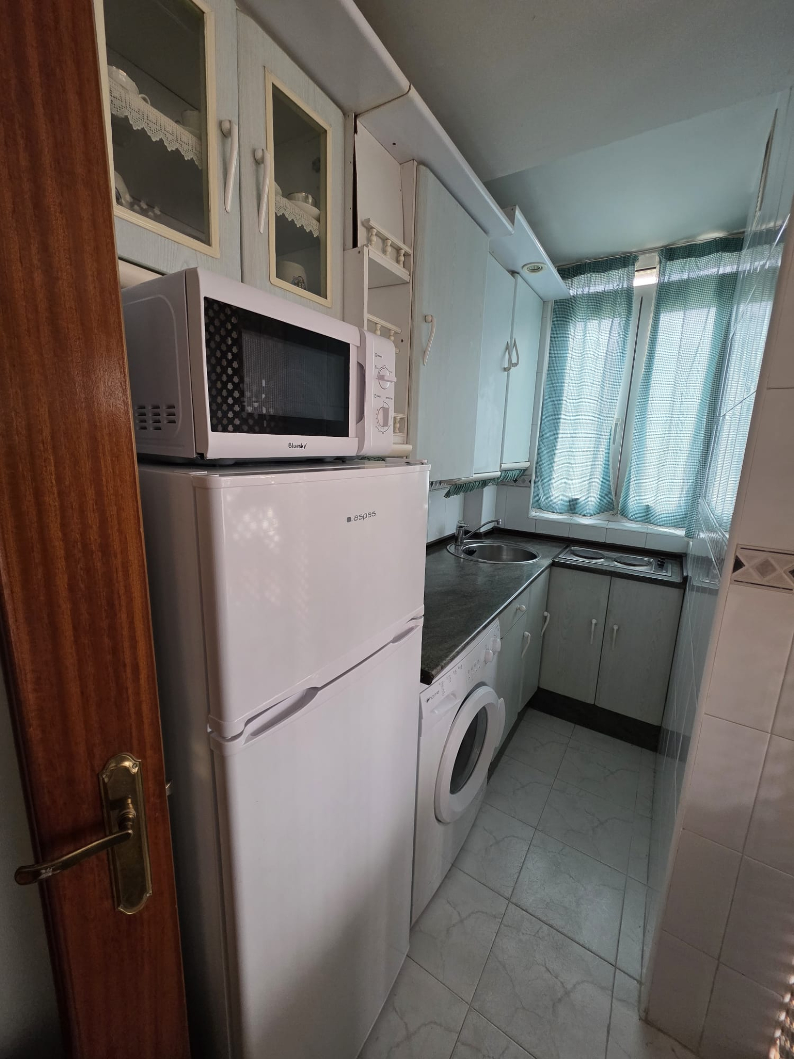 SE ALQUILA APARTAMENTO DE UNA HABITACION CON GARAJE JUNTO AL ZOCO
