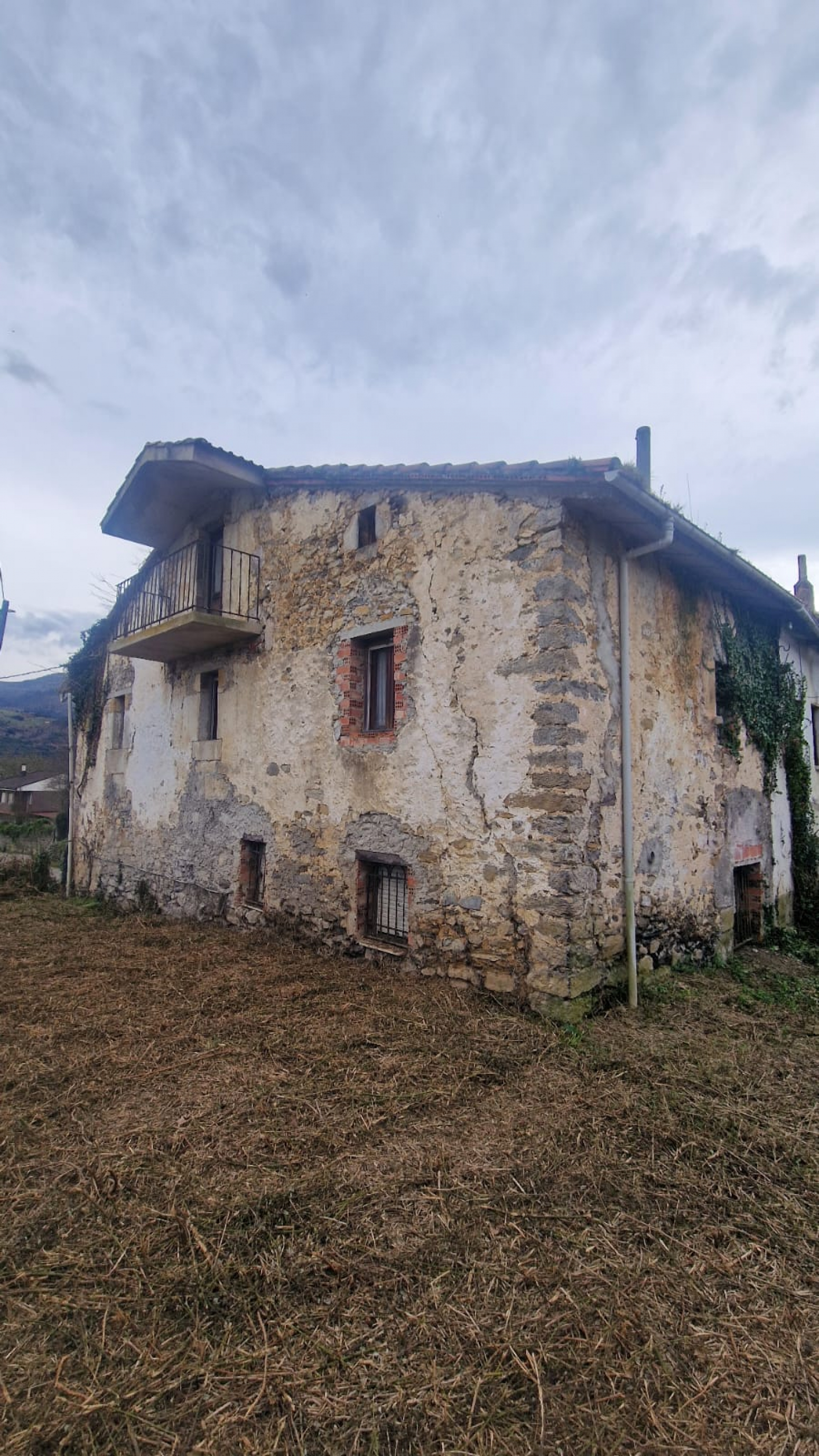 CASA CON TERRENO EN SECADURA (VOTO)