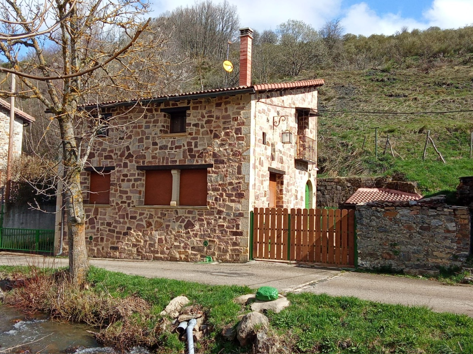 Exclusiva Casa de Piedra en Lores