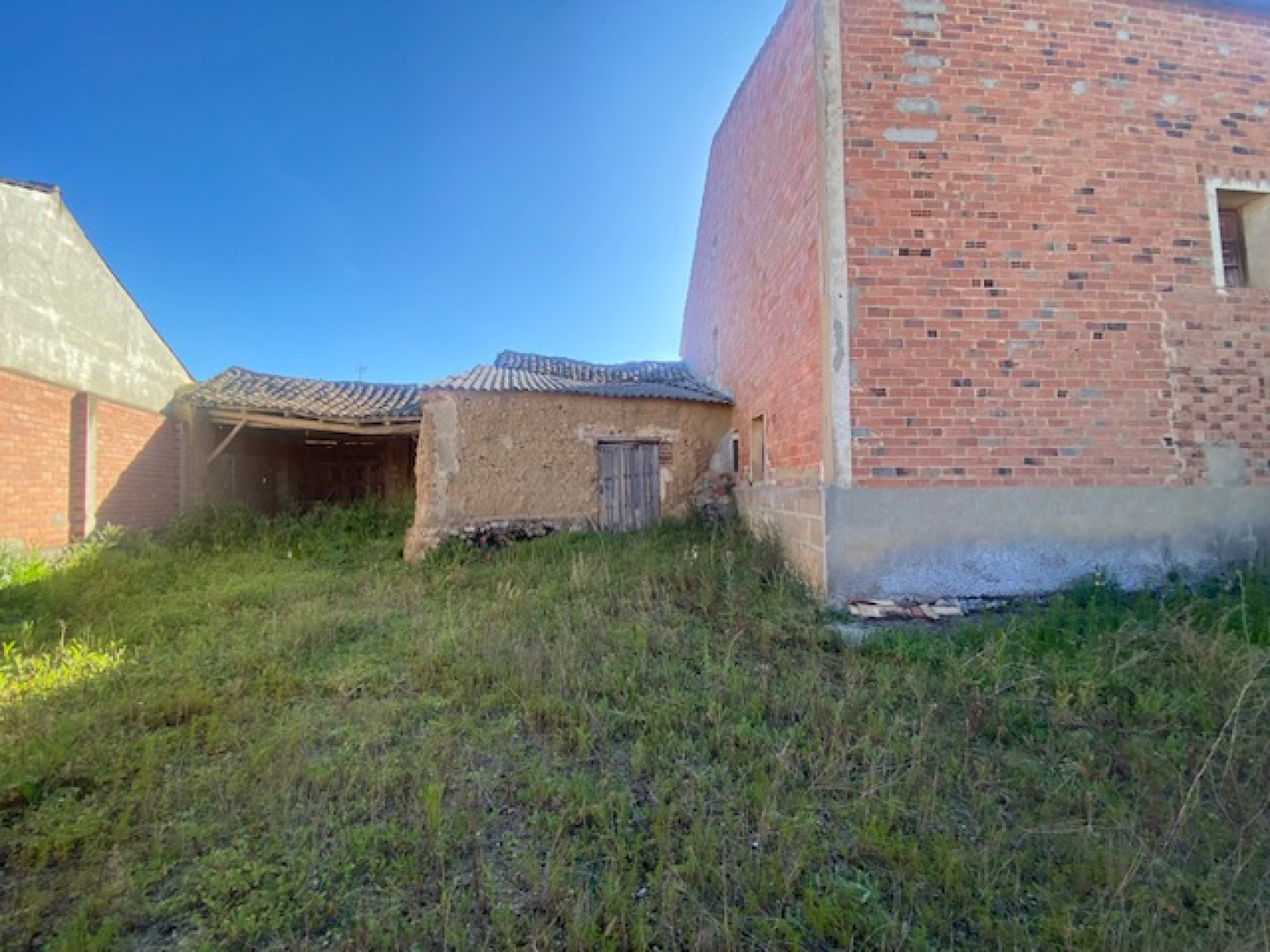 Venta de casa con patio, cuadras y almacén