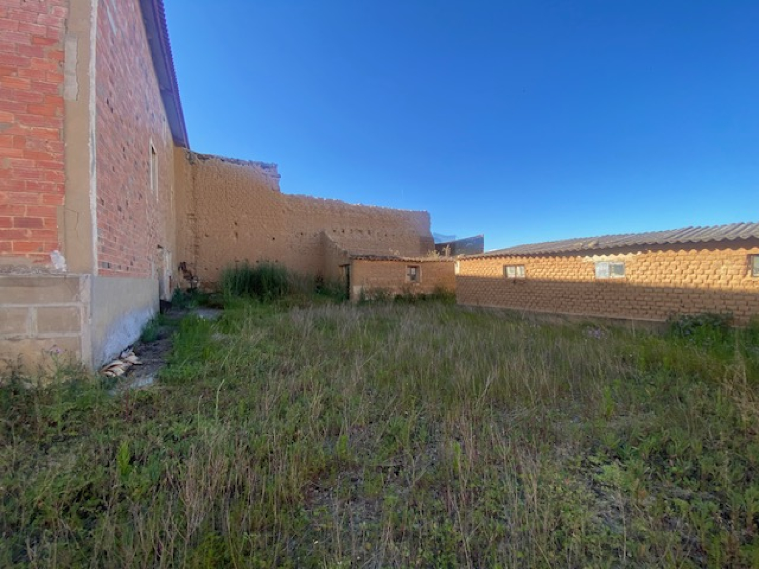 Venta de casa con patio, cuadras y almacén