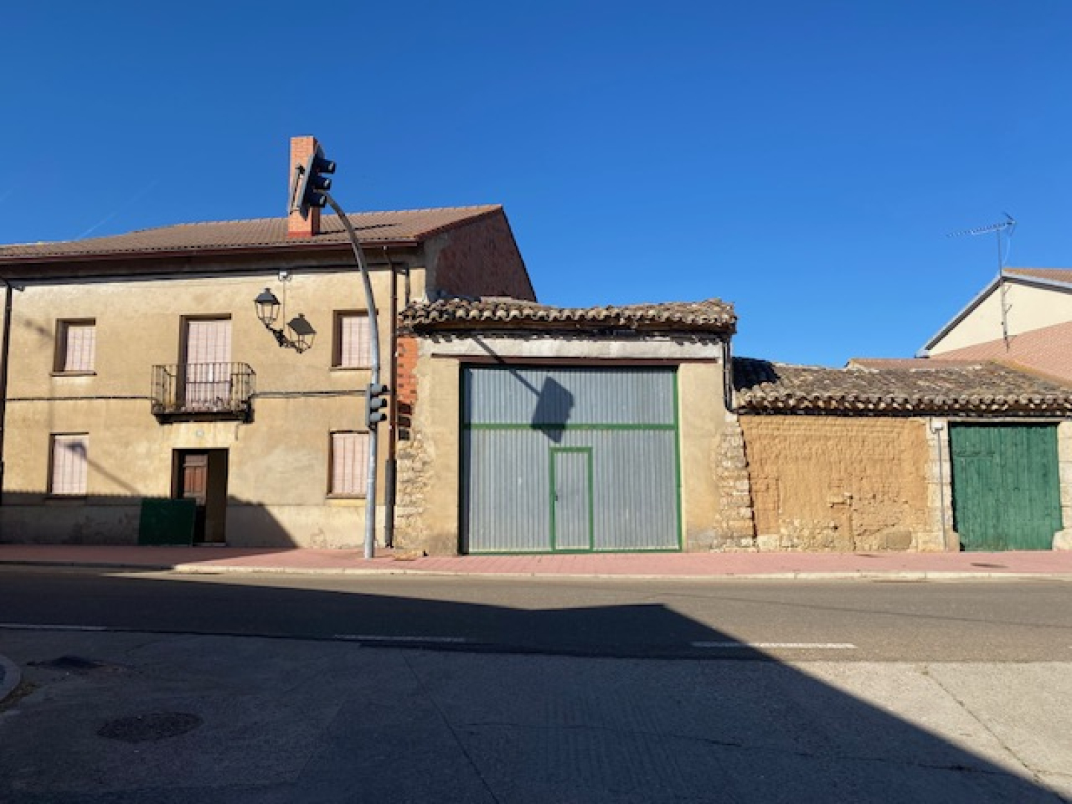 Venta de casa con patio, cuadras y almacén