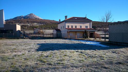 Casa de piedra con terreno de 700 m2 independiente