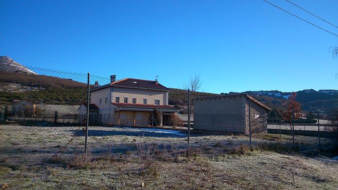 Casa de piedra con terreno de 700 m2 independiente