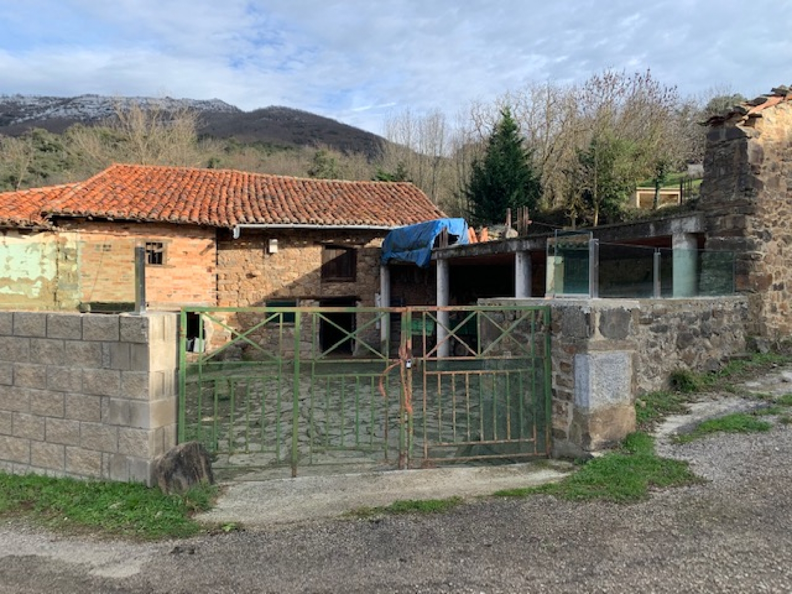 Solar con edificaciones en Barrreda