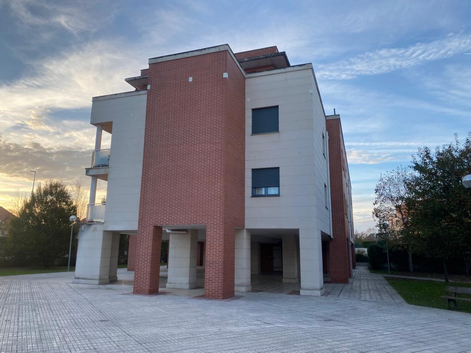 Venta de plaza de garaje con trastero en Soto de la Marina.