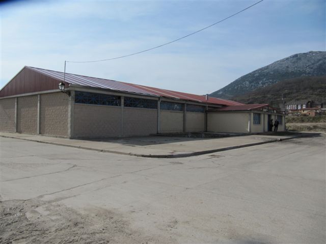 Venta de nave de 1764 m2 con oficinas, vestuarios, etc.