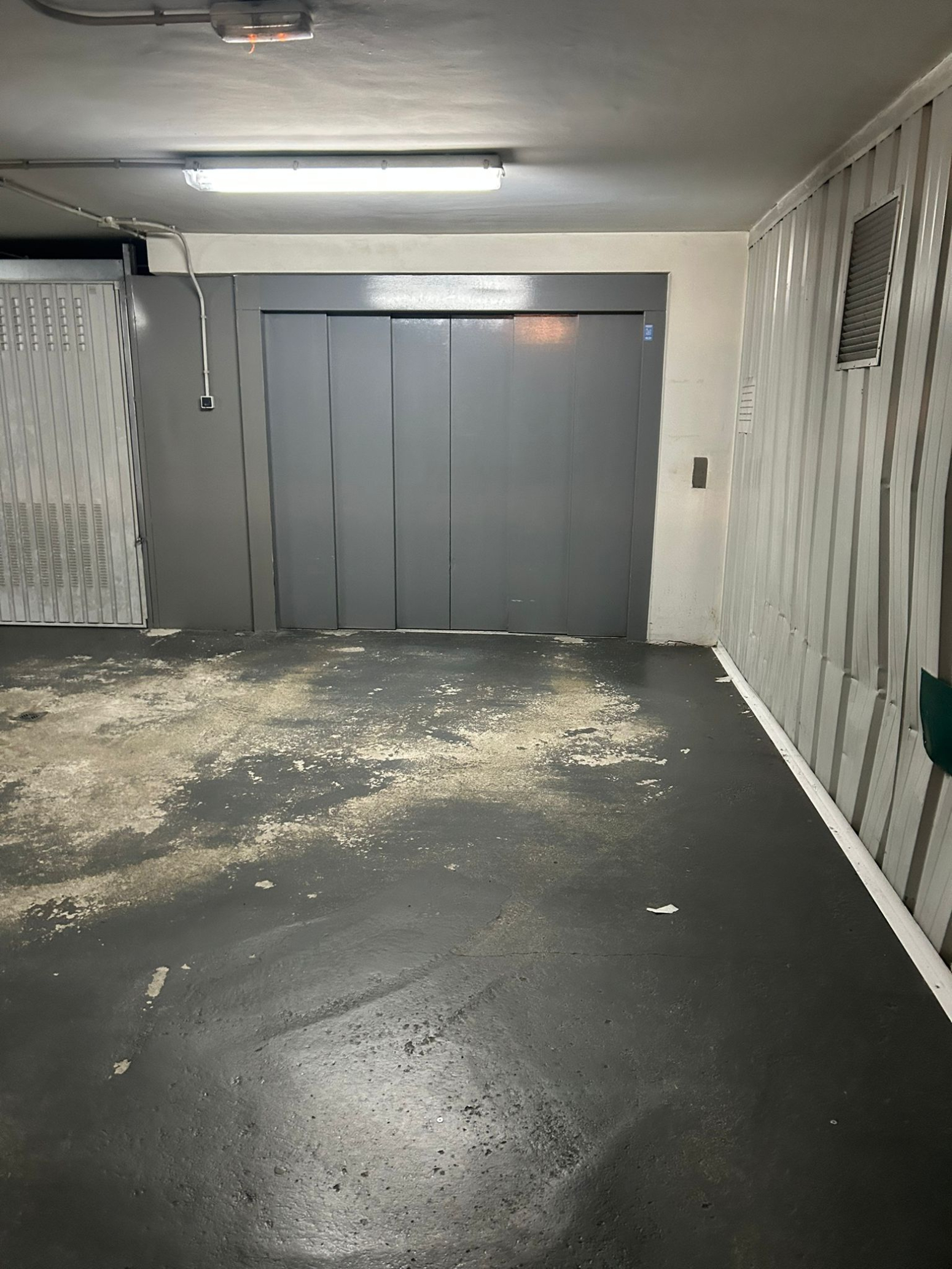 Venta de garaje cerrado para motos en Torrelavega